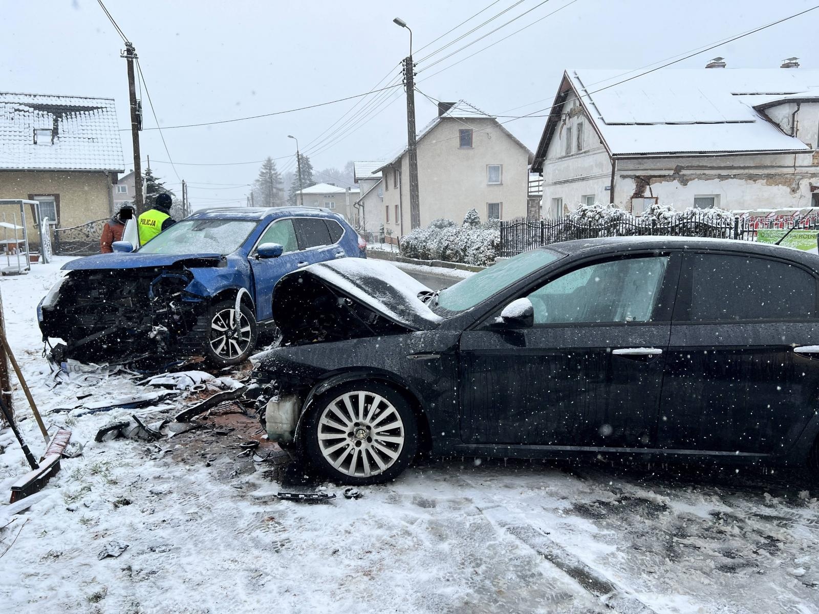 Zdjęcie w galerii na portalu naszraciborz.pl: Czołowe zderzenie w Szonowicach. Skoda uszkodziła słup na Mariańskiej [FOTO] wiadomości z regionu