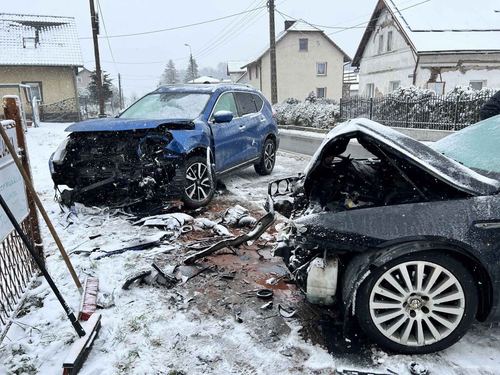 Zdjęcie w galerii na portalu naszraciborz.pl: Czołowe zderzenie w Szonowicach. Skoda uszkodziła słup na Mariańskiej [FOTO] wiadomości z regionu
