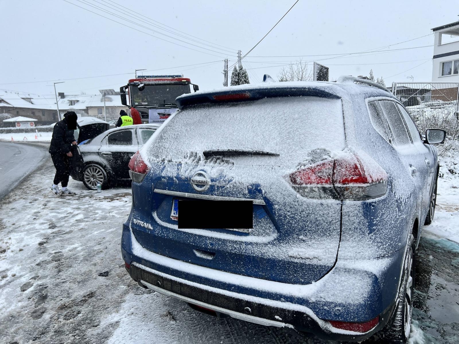Zdjęcie w galerii na portalu naszraciborz.pl: Czołowe zderzenie w Szonowicach. Skoda uszkodziła słup na Mariańskiej [FOTO] wiadomości z regionu