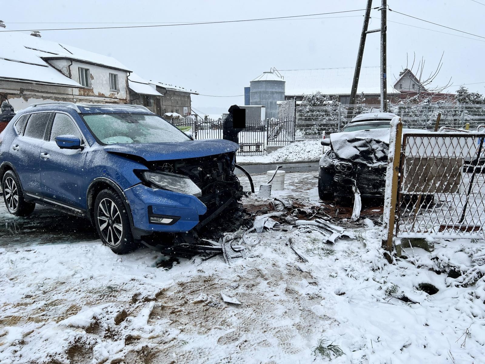 Zdjęcie w galerii na portalu naszraciborz.pl: Czołowe zderzenie w Szonowicach. Skoda uszkodziła słup na Mariańskiej [FOTO] wiadomości z regionu