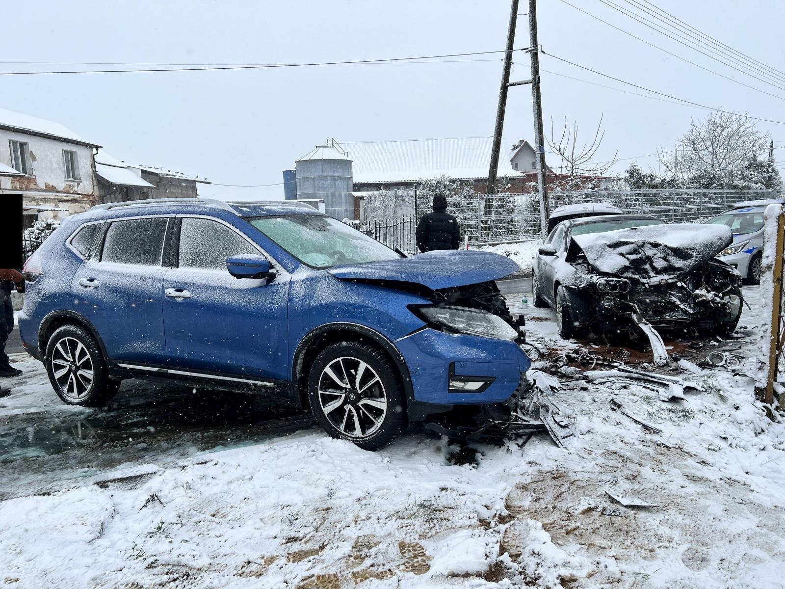 Zdjęcie w galerii na portalu naszraciborz.pl: Czołowe zderzenie w Szonowicach. Skoda uszkodziła słup na Mariańskiej [FOTO] wiadomości z regionu