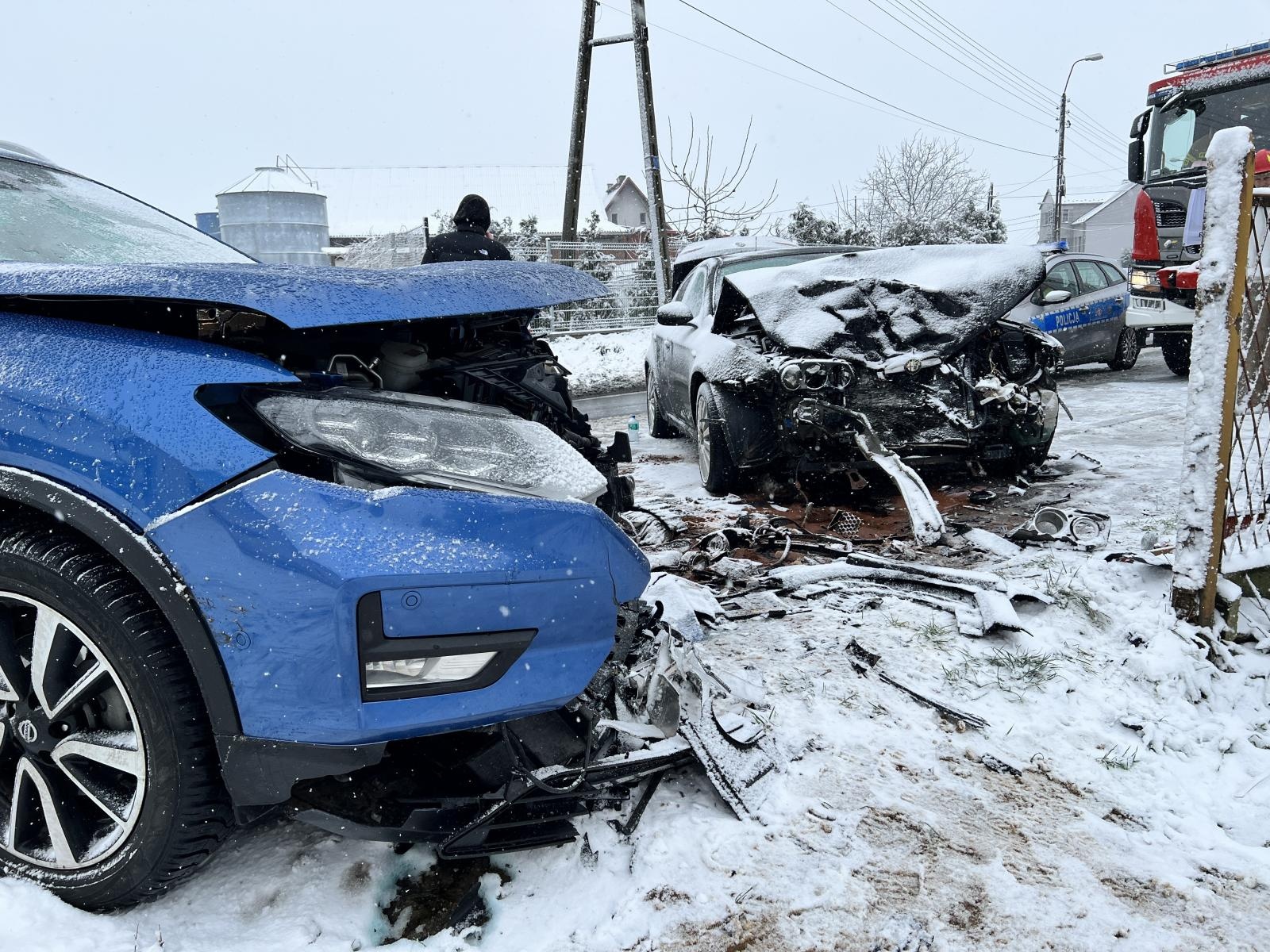 Zdjęcie w galerii na portalu naszraciborz.pl: Czołowe zderzenie w Szonowicach. Skoda uszkodziła słup na Mariańskiej [FOTO] wiadomości z regionu
