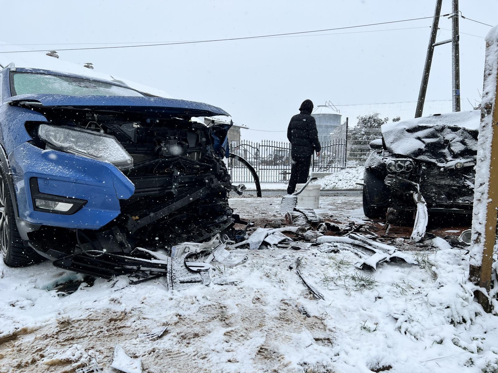 Zdjęcie w galerii na portalu naszraciborz.pl: Czołowe zderzenie w Szonowicach. Skoda uszkodziła słup na Mariańskiej [FOTO] wiadomości z regionu