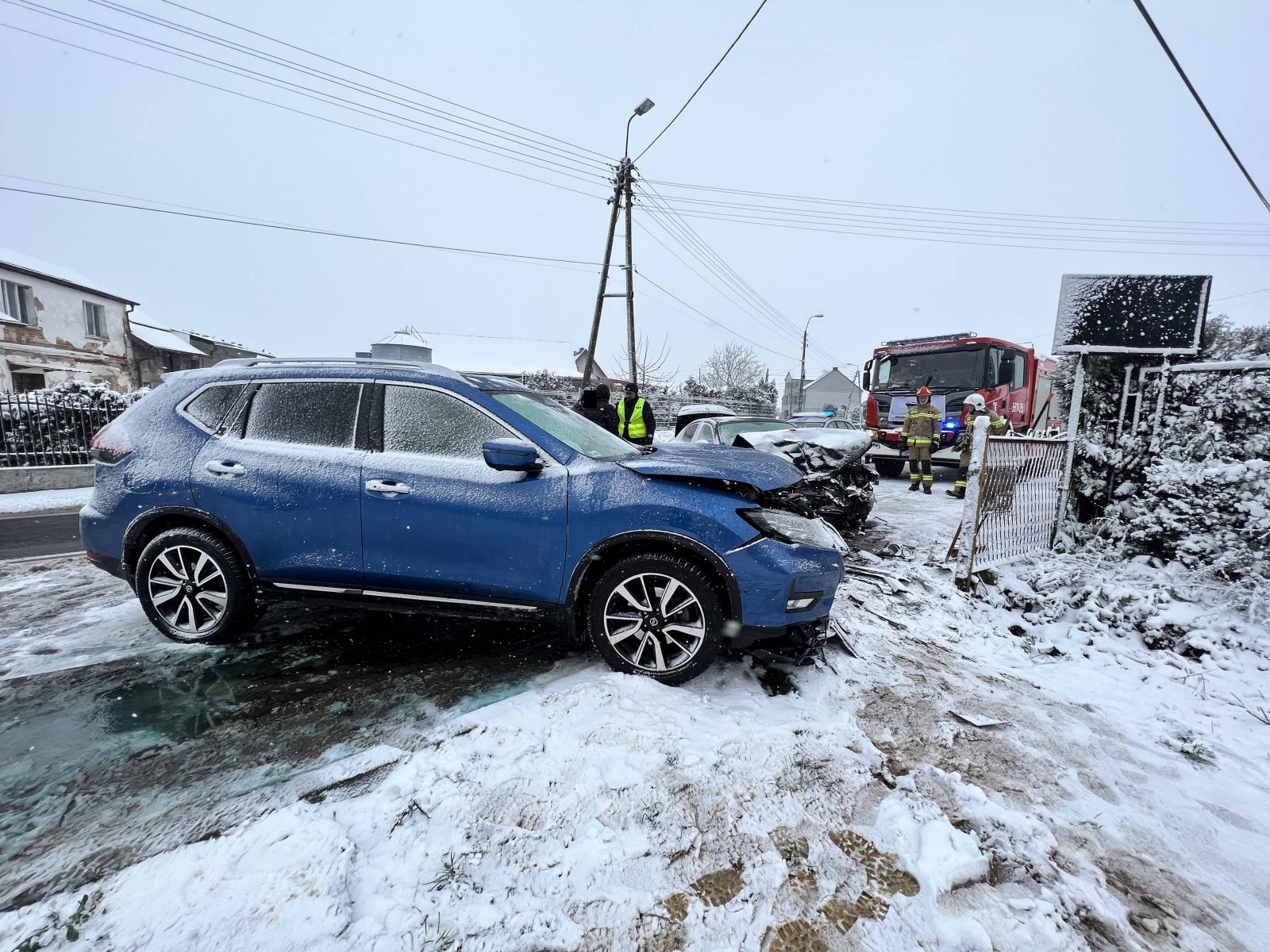 Zdjęcie w galerii na portalu naszraciborz.pl: Czołowe zderzenie w Szonowicach. Skoda uszkodziła słup na Mariańskiej [FOTO] wiadomości z regionu