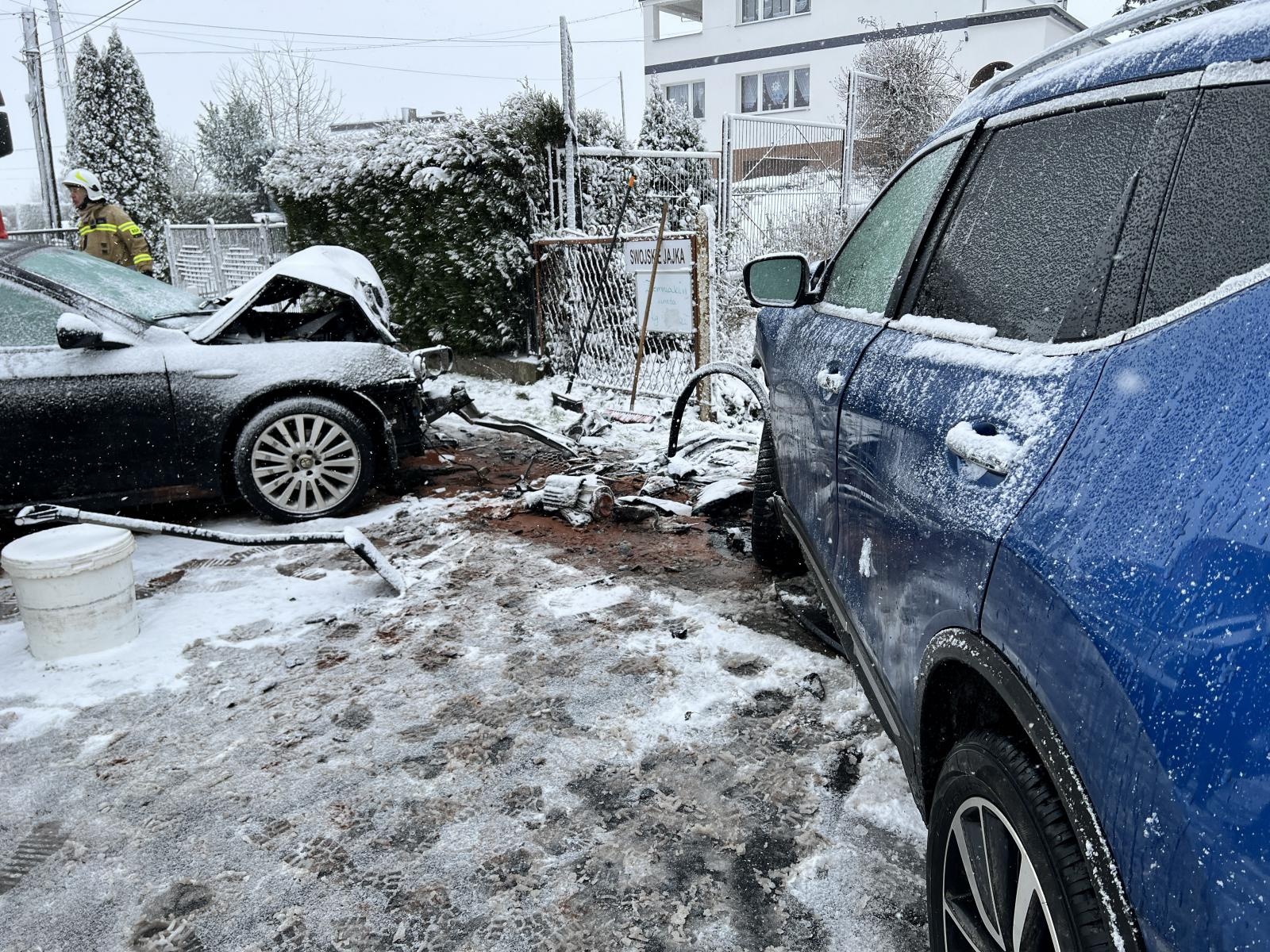 Zdjęcie w galerii na portalu naszraciborz.pl: Czołowe zderzenie w Szonowicach. Skoda uszkodziła słup na Mariańskiej [FOTO] wiadomości z regionu