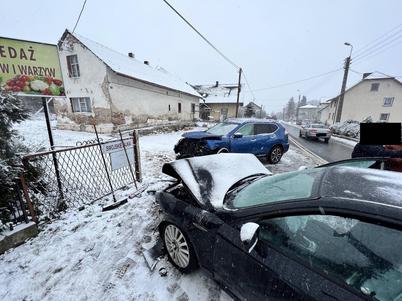 Zdjęcie w galerii na portalu naszraciborz.pl: Czołowe zderzenie w Szonowicach. Skoda uszkodziła słup na Mariańskiej [FOTO] wiadomości z regionu