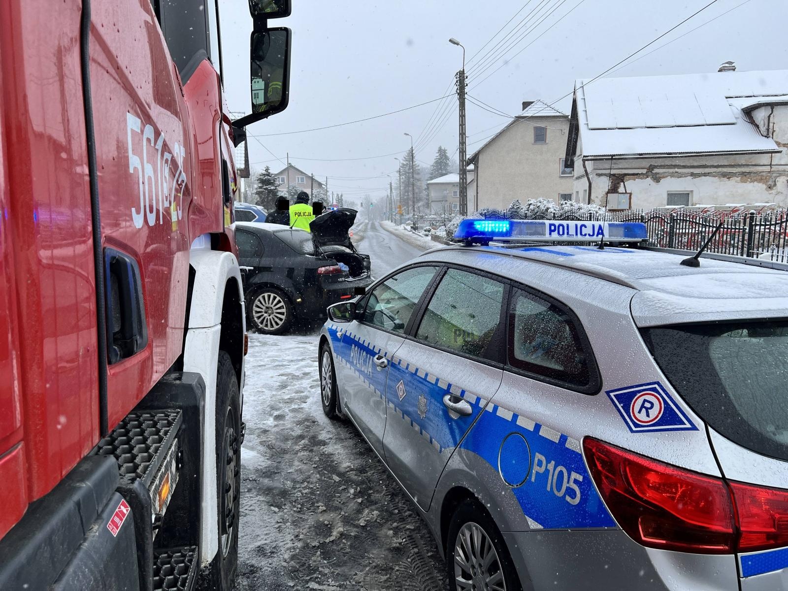 Zdjęcie w galerii na portalu naszraciborz.pl: Czołowe zderzenie w Szonowicach. Skoda uszkodziła słup na Mariańskiej [FOTO] wiadomości z regionu
