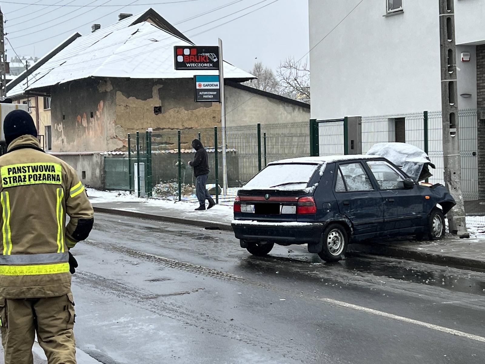 Zdjęcie w galerii na portalu naszraciborz.pl: Czołowe zderzenie w Szonowicach. Skoda uszkodziła słup na Mariańskiej [FOTO] wiadomości z regionu
