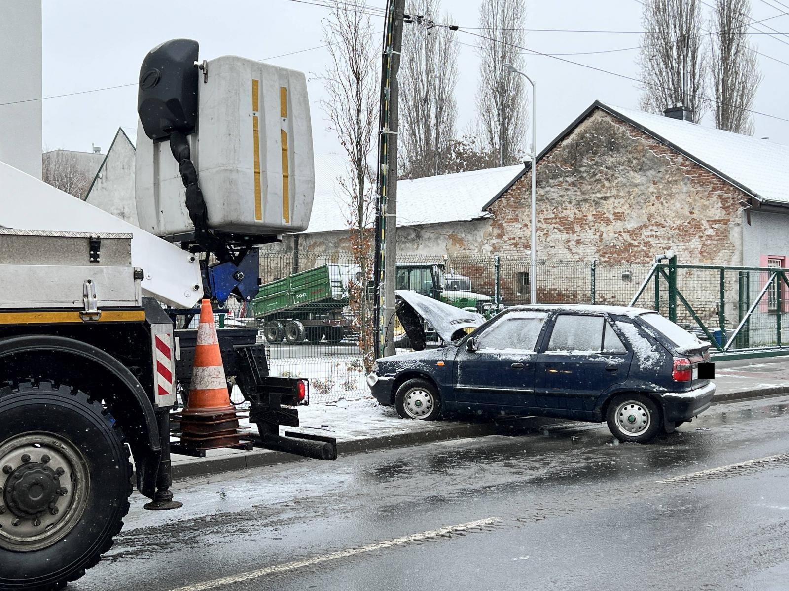 Zdjęcie w galerii na portalu naszraciborz.pl: Czołowe zderzenie w Szonowicach. Skoda uszkodziła słup na Mariańskiej [FOTO] wiadomości z regionu