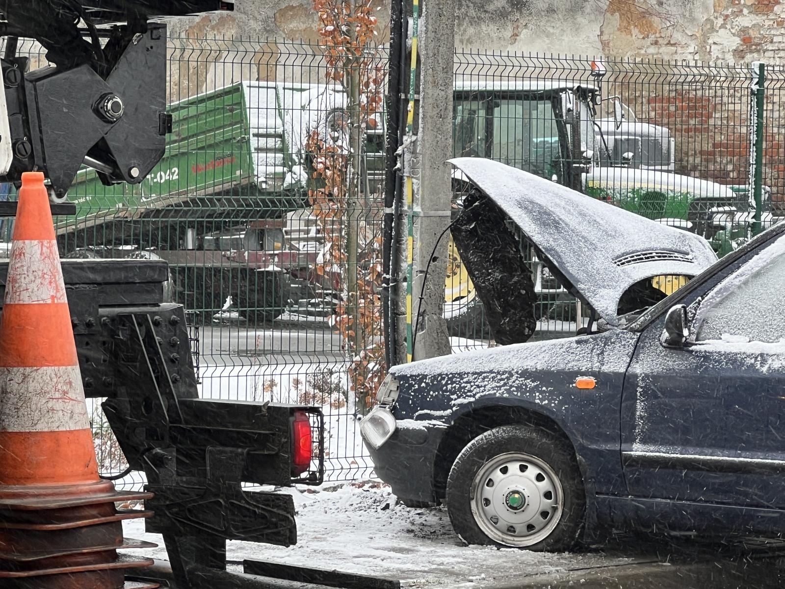 Zdjęcie w galerii na portalu naszraciborz.pl: Czołowe zderzenie w Szonowicach. Skoda uszkodziła słup na Mariańskiej [FOTO] wiadomości z regionu
