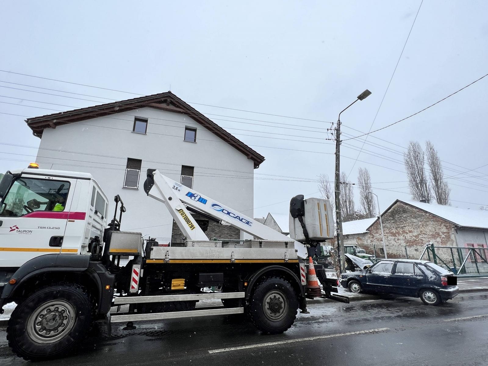 Zdjęcie w galerii na portalu naszraciborz.pl: Czołowe zderzenie w Szonowicach. Skoda uszkodziła słup na Mariańskiej [FOTO] wiadomości z regionu
