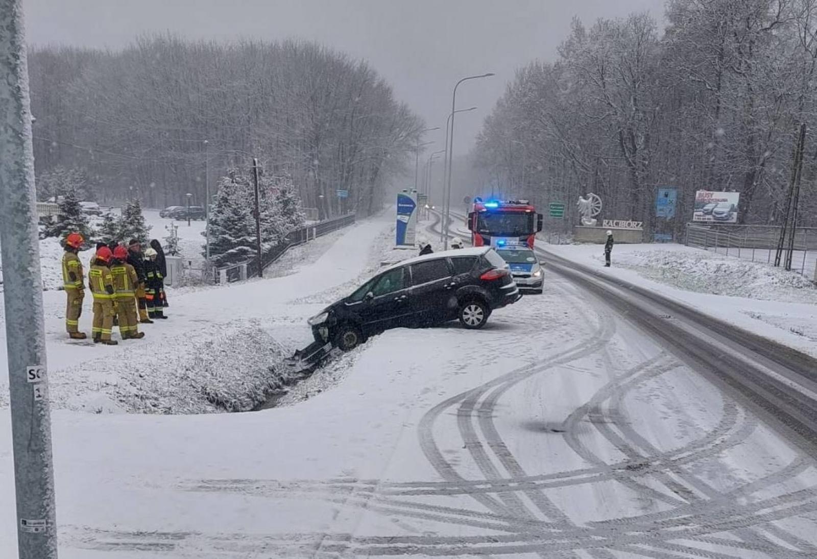 Zdjęcie w galerii na portalu naszraciborz.pl: Czołowe zderzenie w Szonowicach. Skoda uszkodziła słup na Mariańskiej [FOTO] wiadomości z regionu
