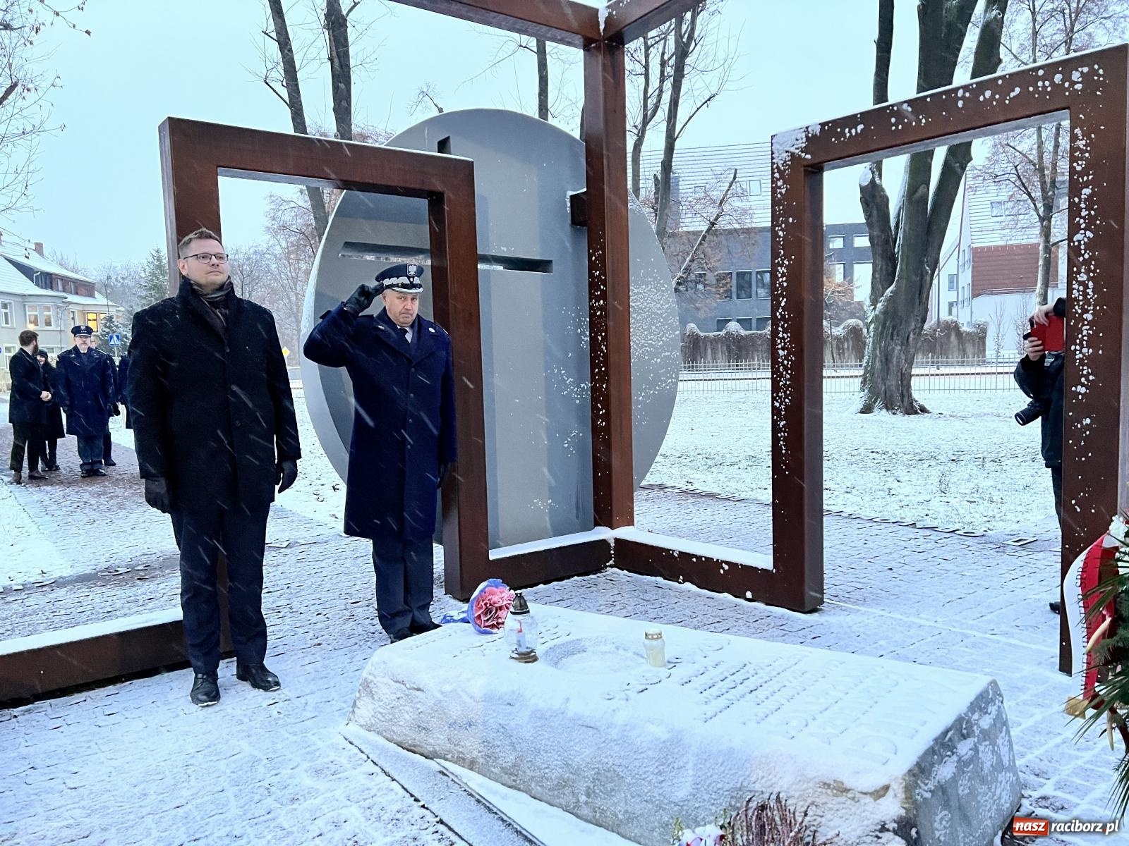 Zdjęcie w galerii na portalu naszraciborz.pl: Na murze więzienia odsłonięto tablicę poświęconą ofiarom reżimu komunistycznego [FOTO i WIDEO] wiadomości z regionu