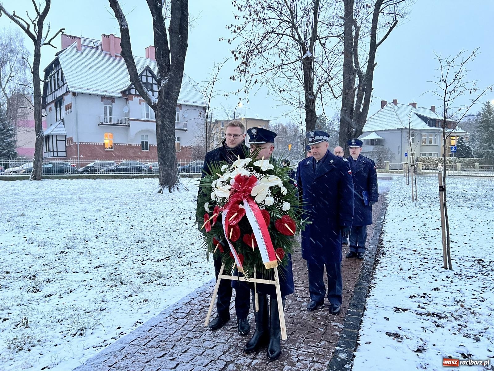 Zdjęcie w galerii na portalu naszraciborz.pl: Na murze więzienia odsłonięto tablicę poświęconą ofiarom reżimu komunistycznego [FOTO i WIDEO] wiadomości z regionu
