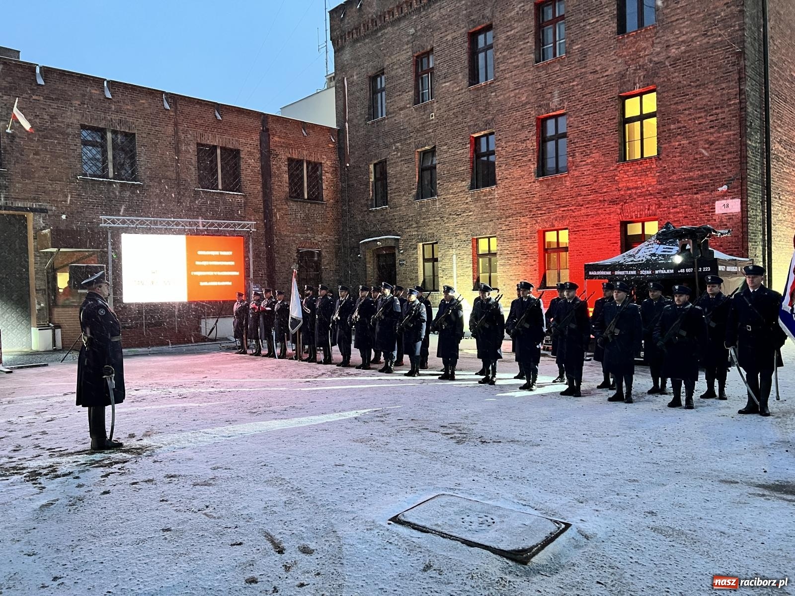 Zdjęcie w galerii na portalu naszraciborz.pl: Na murze więzienia odsłonięto tablicę poświęconą ofiarom reżimu komunistycznego [FOTO i WIDEO] wiadomości z regionu