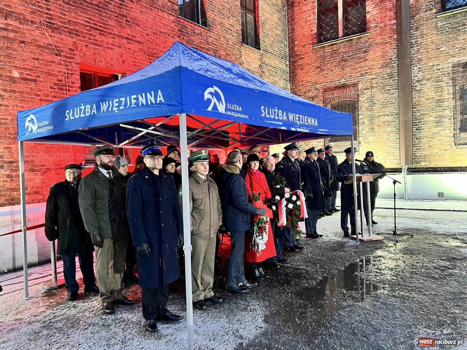 Zdjęcie w galerii na portalu naszraciborz.pl: Na murze więzienia odsłonięto tablicę poświęconą ofiarom reżimu komunistycznego [FOTO i WIDEO] wiadomości z regionu