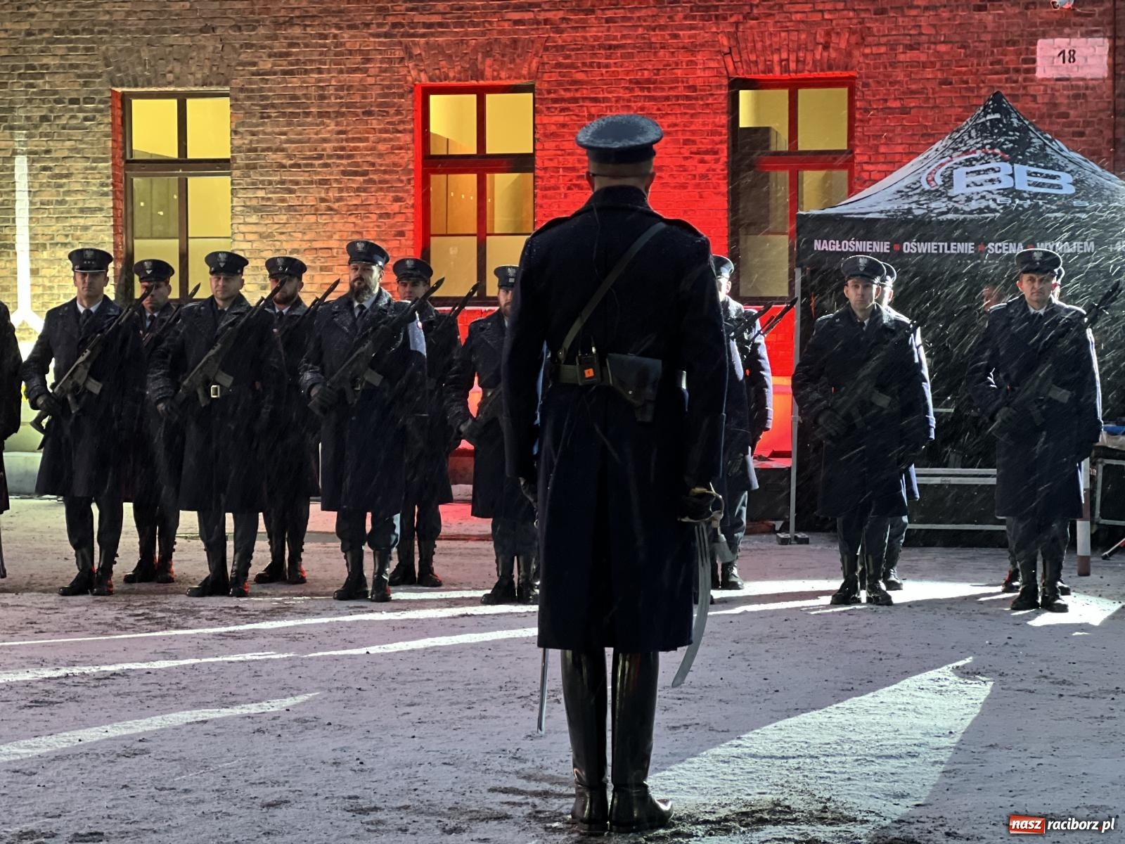 Zdjęcie w galerii na portalu naszraciborz.pl: Na murze więzienia odsłonięto tablicę poświęconą ofiarom reżimu komunistycznego [FOTO i WIDEO] wiadomości z regionu