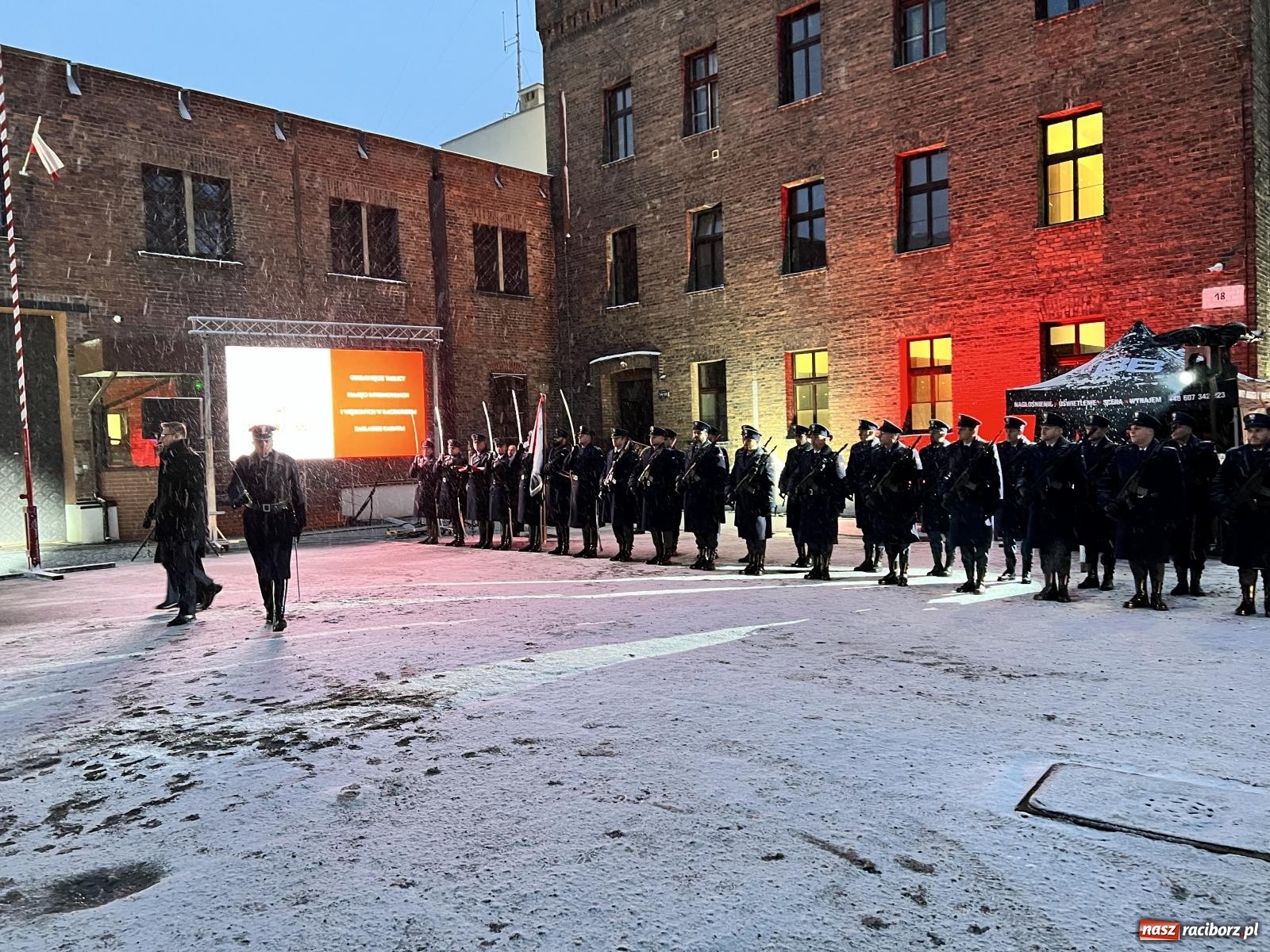 Zdjęcie w galerii na portalu naszraciborz.pl: Na murze więzienia odsłonięto tablicę poświęconą ofiarom reżimu komunistycznego [FOTO i WIDEO] wiadomości z regionu