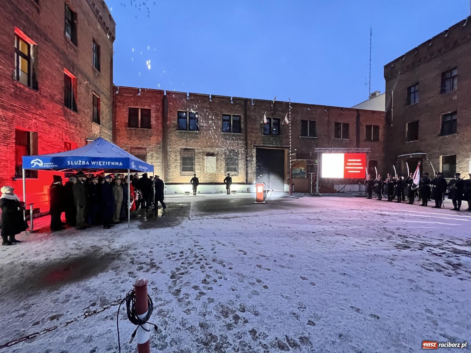Zdjęcie w galerii na portalu naszraciborz.pl: Na murze więzienia odsłonięto tablicę poświęconą ofiarom reżimu komunistycznego [FOTO i WIDEO] wiadomości z regionu