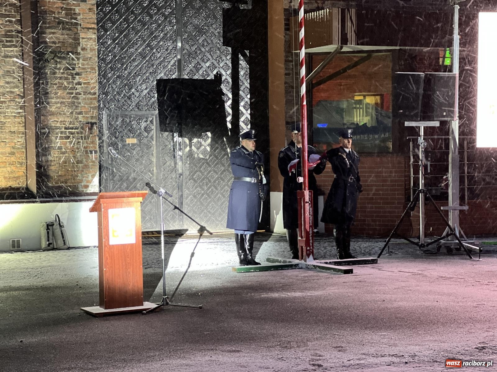 Zdjęcie w galerii na portalu naszraciborz.pl: Na murze więzienia odsłonięto tablicę poświęconą ofiarom reżimu komunistycznego [FOTO i WIDEO] wiadomości z regionu