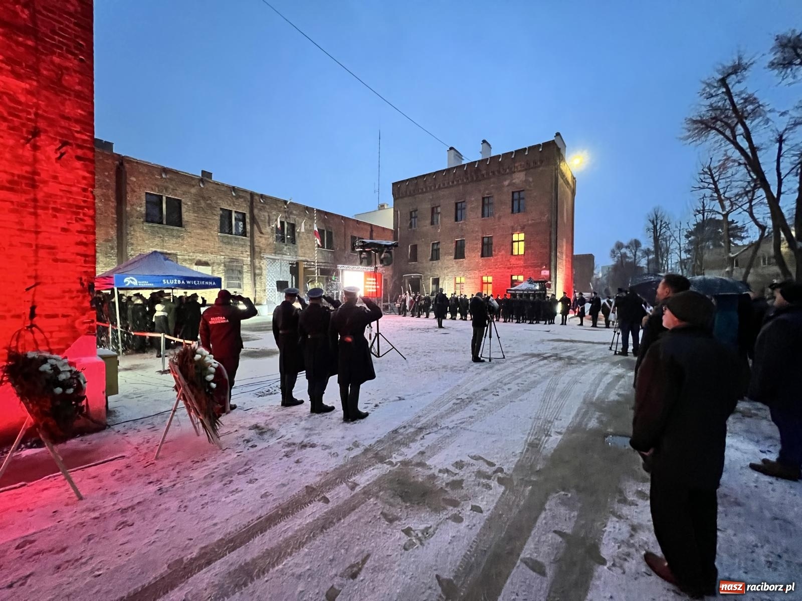 Zdjęcie w galerii na portalu naszraciborz.pl: Na murze więzienia odsłonięto tablicę poświęconą ofiarom reżimu komunistycznego [FOTO i WIDEO] wiadomości z regionu