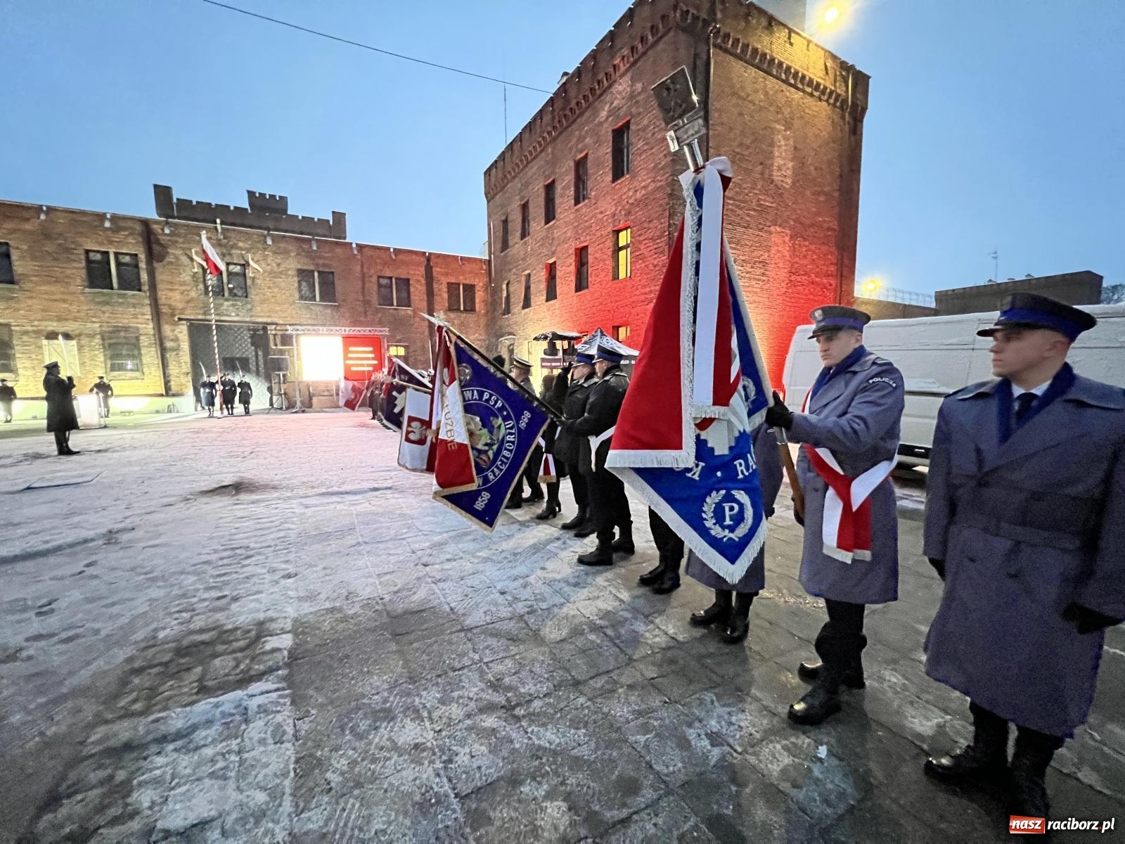 Zdjęcie w galerii na portalu naszraciborz.pl: Na murze więzienia odsłonięto tablicę poświęconą ofiarom reżimu komunistycznego [FOTO i WIDEO] wiadomości z regionu