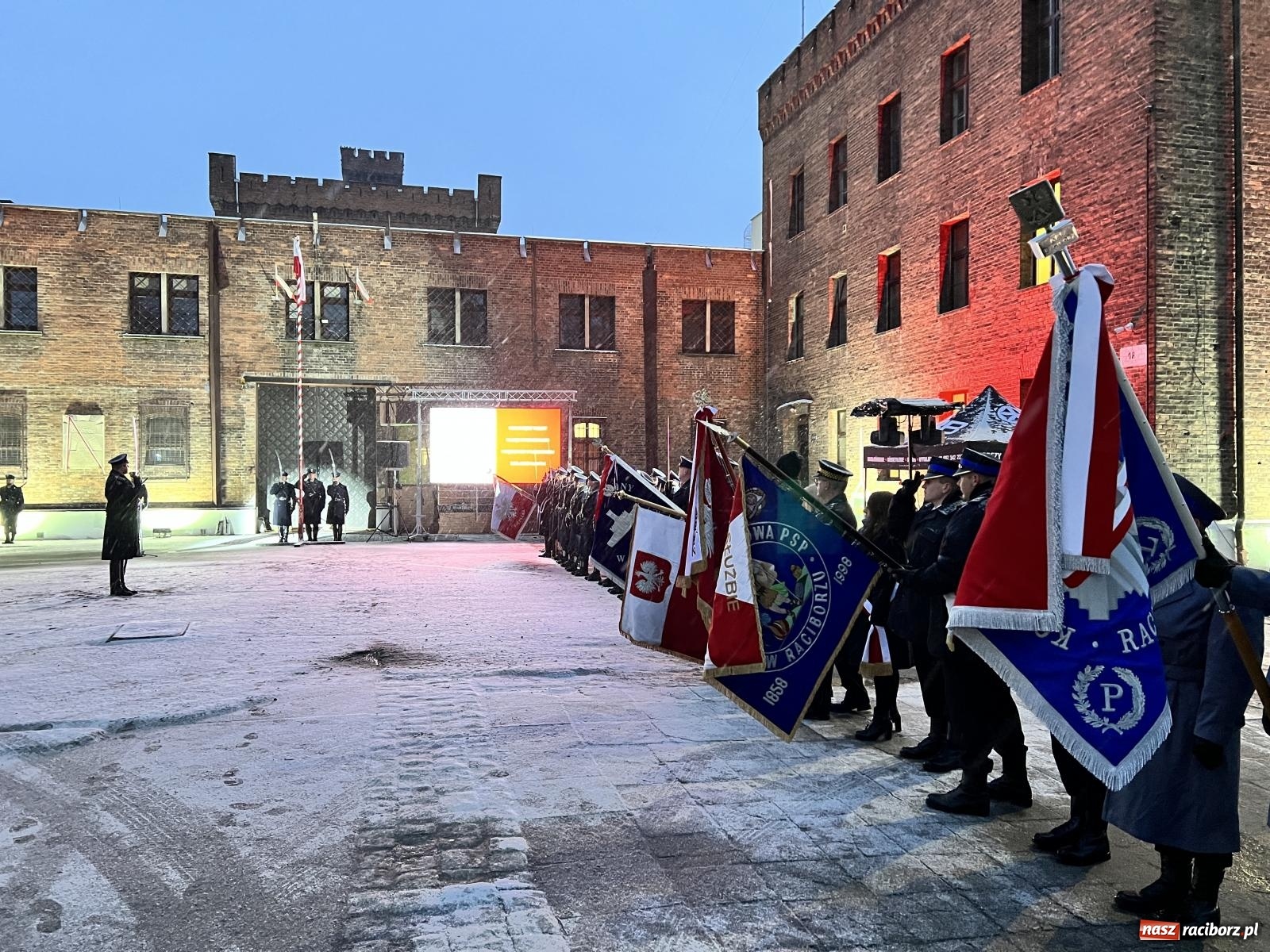 Zdjęcie w galerii na portalu naszraciborz.pl: Na murze więzienia odsłonięto tablicę poświęconą ofiarom reżimu komunistycznego [FOTO i WIDEO] wiadomości z regionu