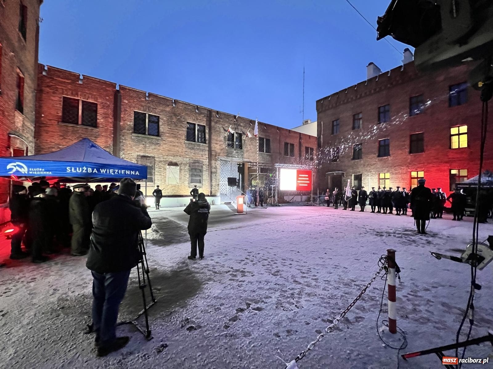 Zdjęcie w galerii na portalu naszraciborz.pl: Na murze więzienia odsłonięto tablicę poświęconą ofiarom reżimu komunistycznego [FOTO i WIDEO] wiadomości z regionu