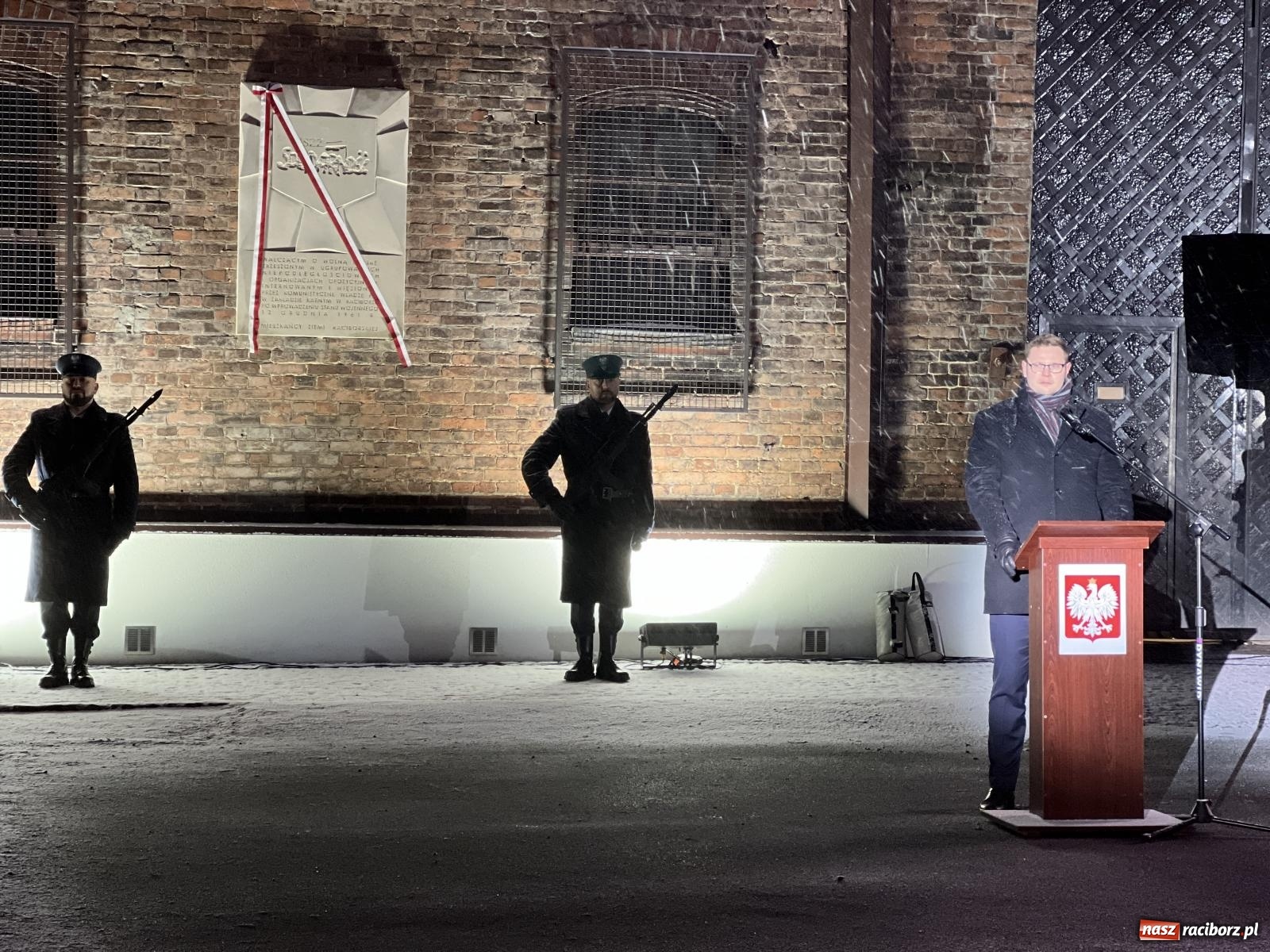 Zdjęcie w galerii na portalu naszraciborz.pl: Na murze więzienia odsłonięto tablicę poświęconą ofiarom reżimu komunistycznego [FOTO i WIDEO] wiadomości z regionu