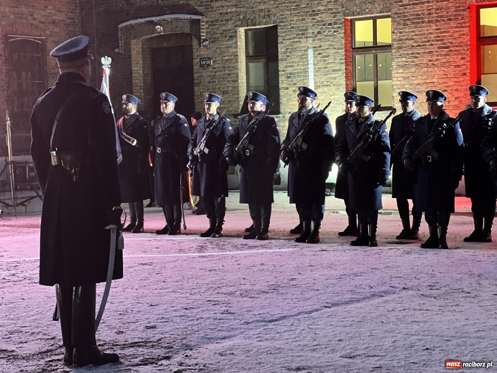 Zdjęcie w galerii na portalu naszraciborz.pl: Na murze więzienia odsłonięto tablicę poświęconą ofiarom reżimu komunistycznego [FOTO i WIDEO] wiadomości z regionu