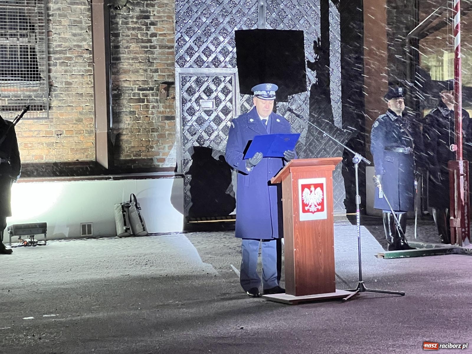 Zdjęcie w galerii na portalu naszraciborz.pl: Na murze więzienia odsłonięto tablicę poświęconą ofiarom reżimu komunistycznego [FOTO i WIDEO] wiadomości z regionu