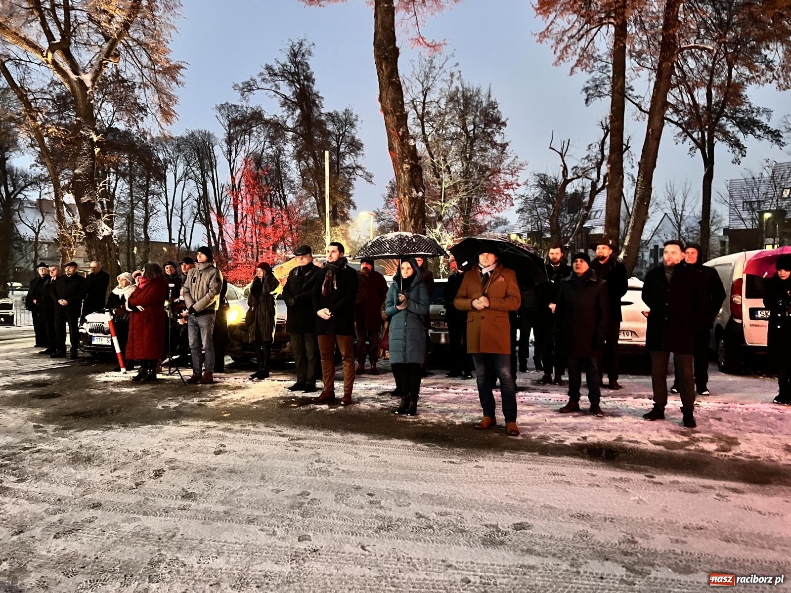 Zdjęcie w galerii na portalu naszraciborz.pl: Na murze więzienia odsłonięto tablicę poświęconą ofiarom reżimu komunistycznego [FOTO i WIDEO] wiadomości z regionu