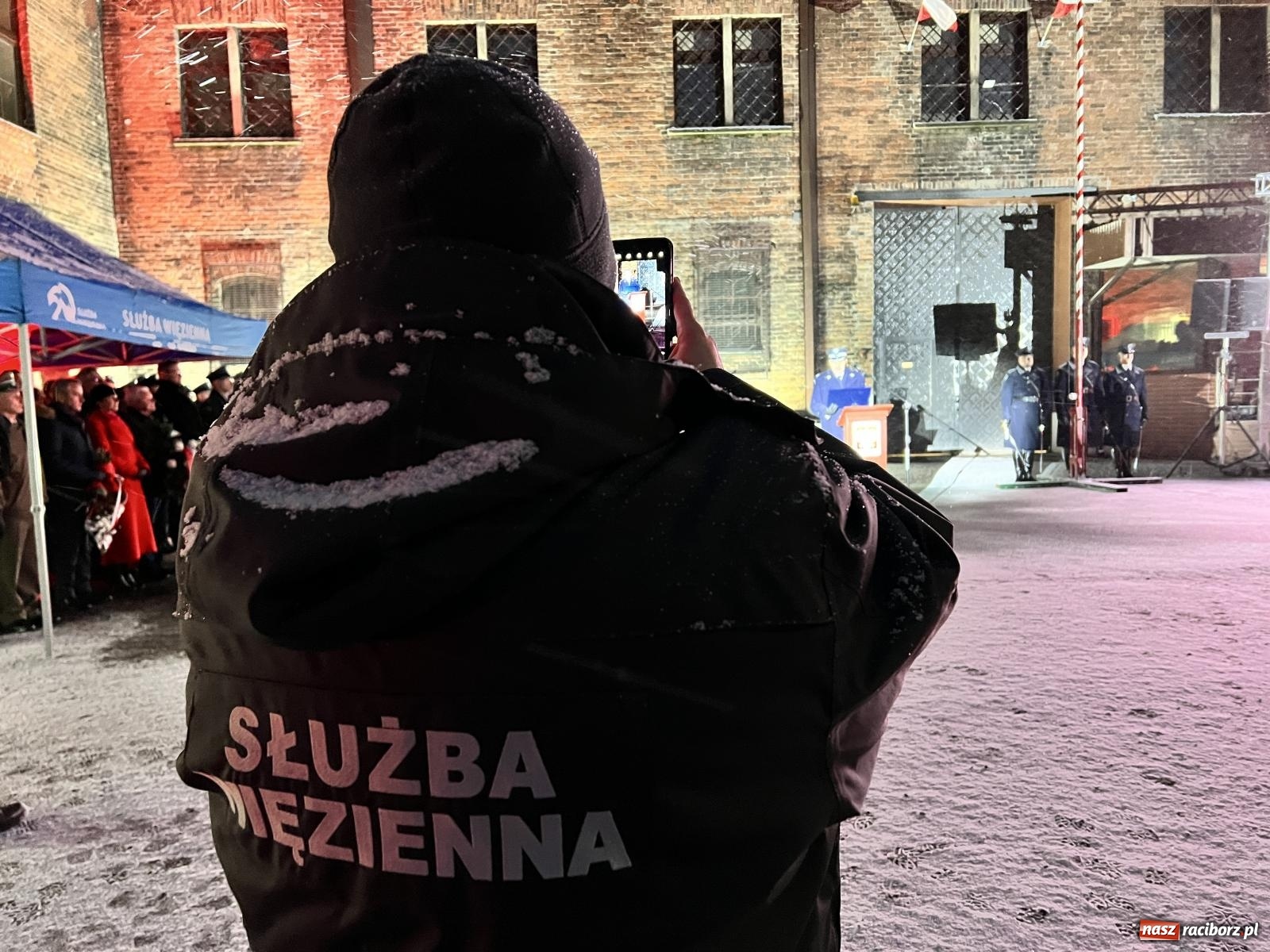 Zdjęcie w galerii na portalu naszraciborz.pl: Na murze więzienia odsłonięto tablicę poświęconą ofiarom reżimu komunistycznego [FOTO i WIDEO] wiadomości z regionu