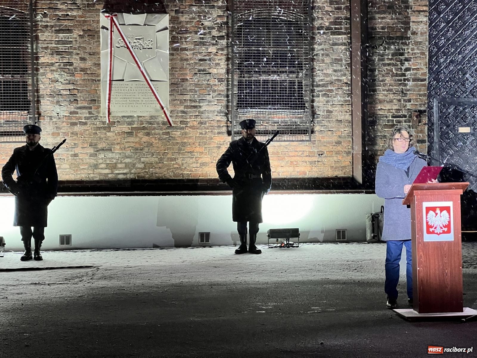 Zdjęcie w galerii na portalu naszraciborz.pl: Na murze więzienia odsłonięto tablicę poświęconą ofiarom reżimu komunistycznego [FOTO i WIDEO] wiadomości z regionu