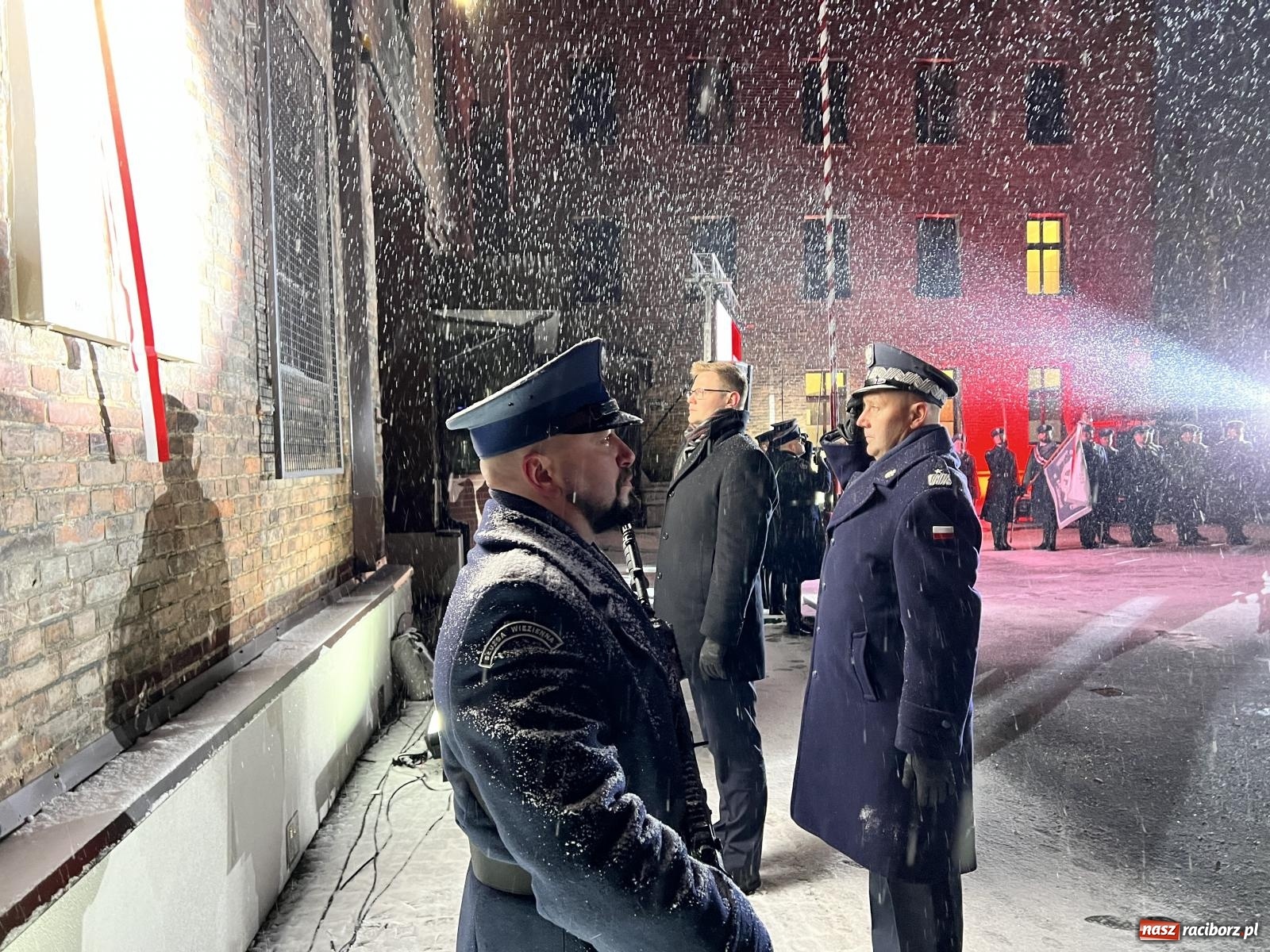 Zdjęcie w galerii na portalu naszraciborz.pl: Na murze więzienia odsłonięto tablicę poświęconą ofiarom reżimu komunistycznego [FOTO i WIDEO] wiadomości z regionu