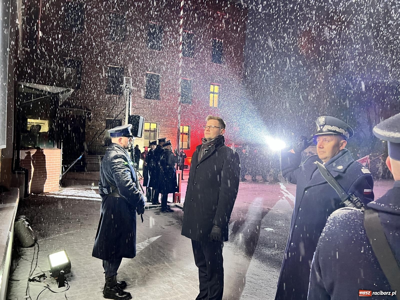Zdjęcie w galerii na portalu naszraciborz.pl: Na murze więzienia odsłonięto tablicę poświęconą ofiarom reżimu komunistycznego [FOTO i WIDEO] wiadomości z regionu