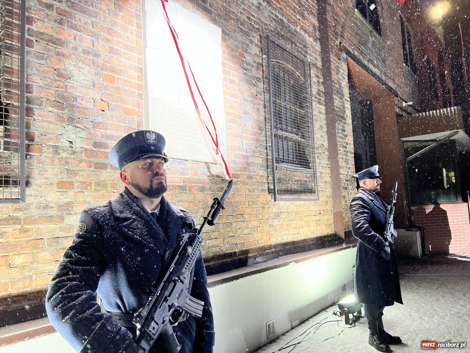 Zdjęcie w galerii na portalu naszraciborz.pl: Na murze więzienia odsłonięto tablicę poświęconą ofiarom reżimu komunistycznego [FOTO i WIDEO] wiadomości z regionu