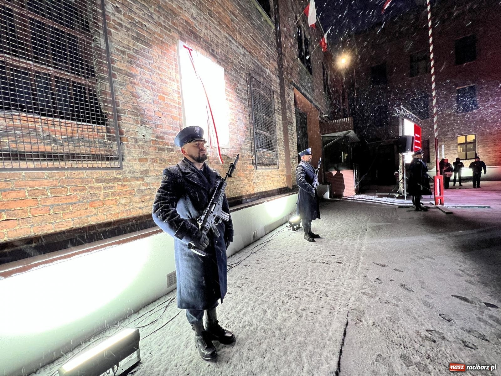 Zdjęcie w galerii na portalu naszraciborz.pl: Na murze więzienia odsłonięto tablicę poświęconą ofiarom reżimu komunistycznego [FOTO i WIDEO] wiadomości z regionu