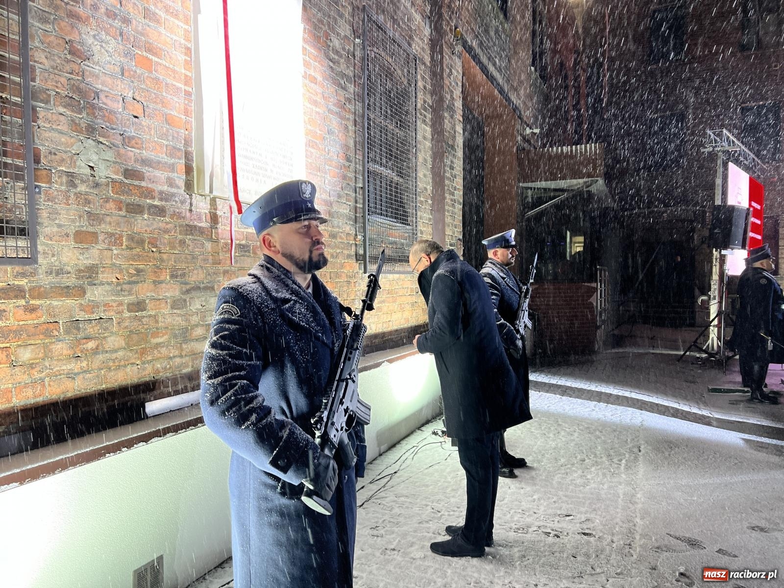 Zdjęcie w galerii na portalu naszraciborz.pl: Na murze więzienia odsłonięto tablicę poświęconą ofiarom reżimu komunistycznego [FOTO i WIDEO] wiadomości z regionu