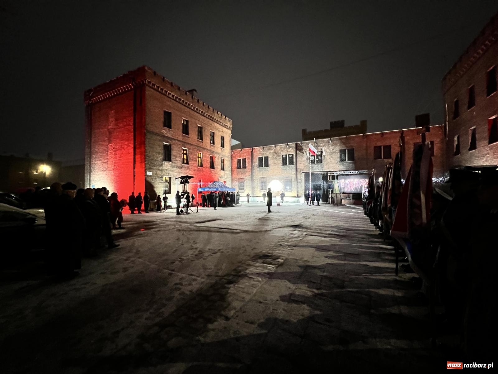 Zdjęcie w galerii na portalu naszraciborz.pl: Na murze więzienia odsłonięto tablicę poświęconą ofiarom reżimu komunistycznego [FOTO i WIDEO] wiadomości z regionu