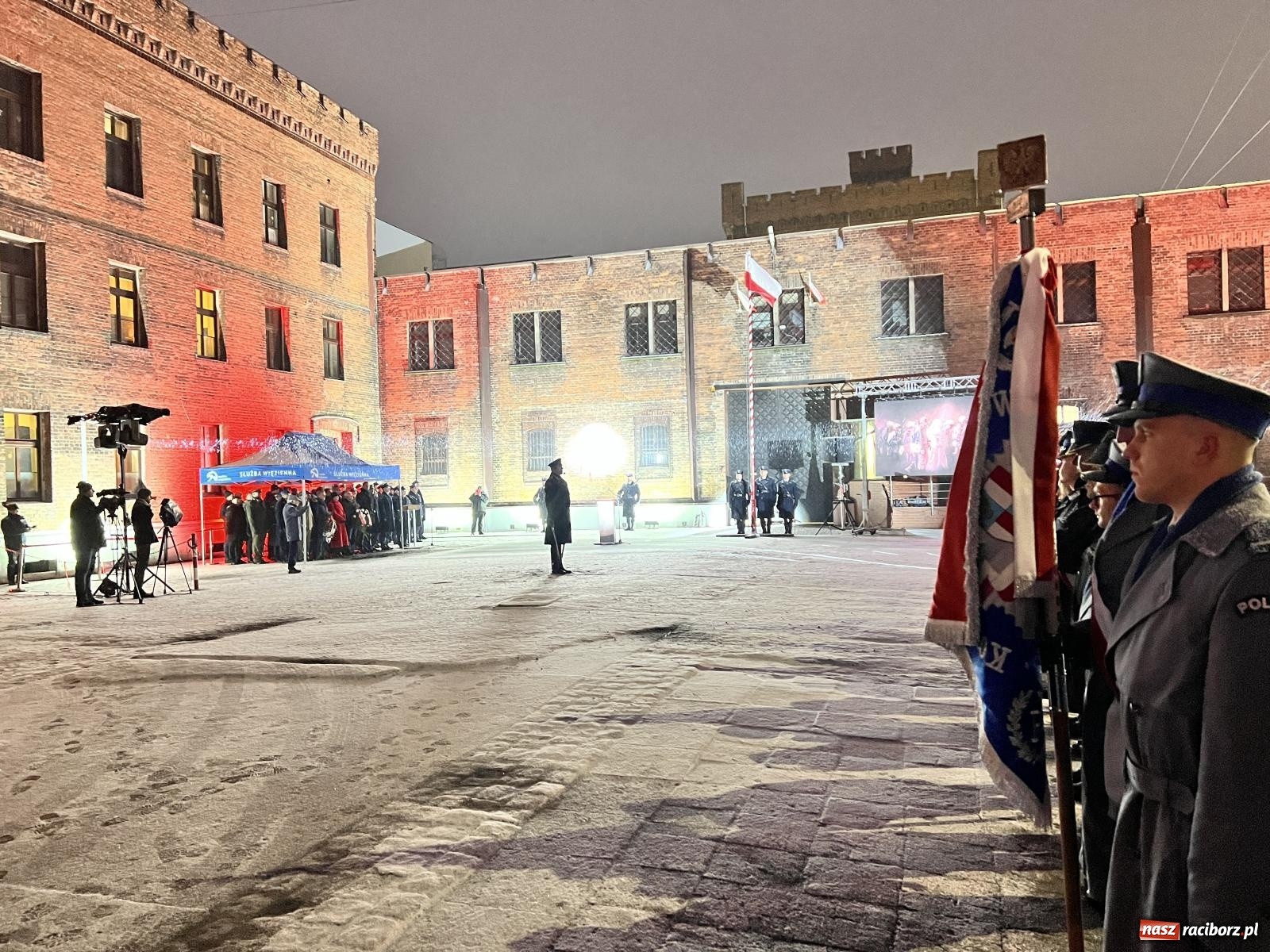 Zdjęcie w galerii na portalu naszraciborz.pl: Na murze więzienia odsłonięto tablicę poświęconą ofiarom reżimu komunistycznego [FOTO i WIDEO] wiadomości z regionu