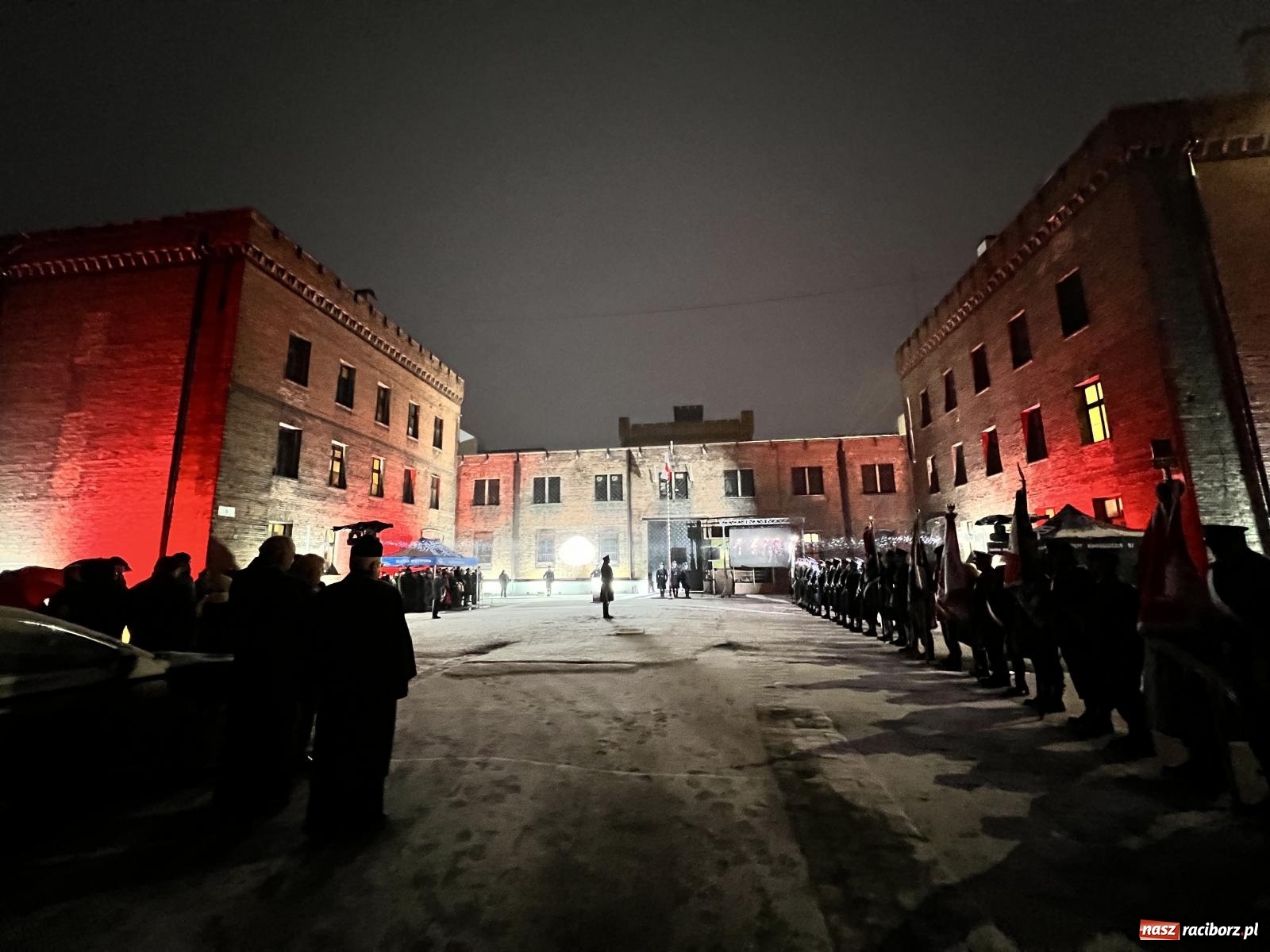 Zdjęcie w galerii na portalu naszraciborz.pl: Na murze więzienia odsłonięto tablicę poświęconą ofiarom reżimu komunistycznego [FOTO i WIDEO] wiadomości z regionu