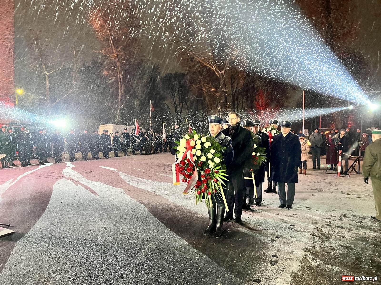 Zdjęcie w galerii na portalu naszraciborz.pl: Na murze więzienia odsłonięto tablicę poświęconą ofiarom reżimu komunistycznego [FOTO i WIDEO] wiadomości z regionu