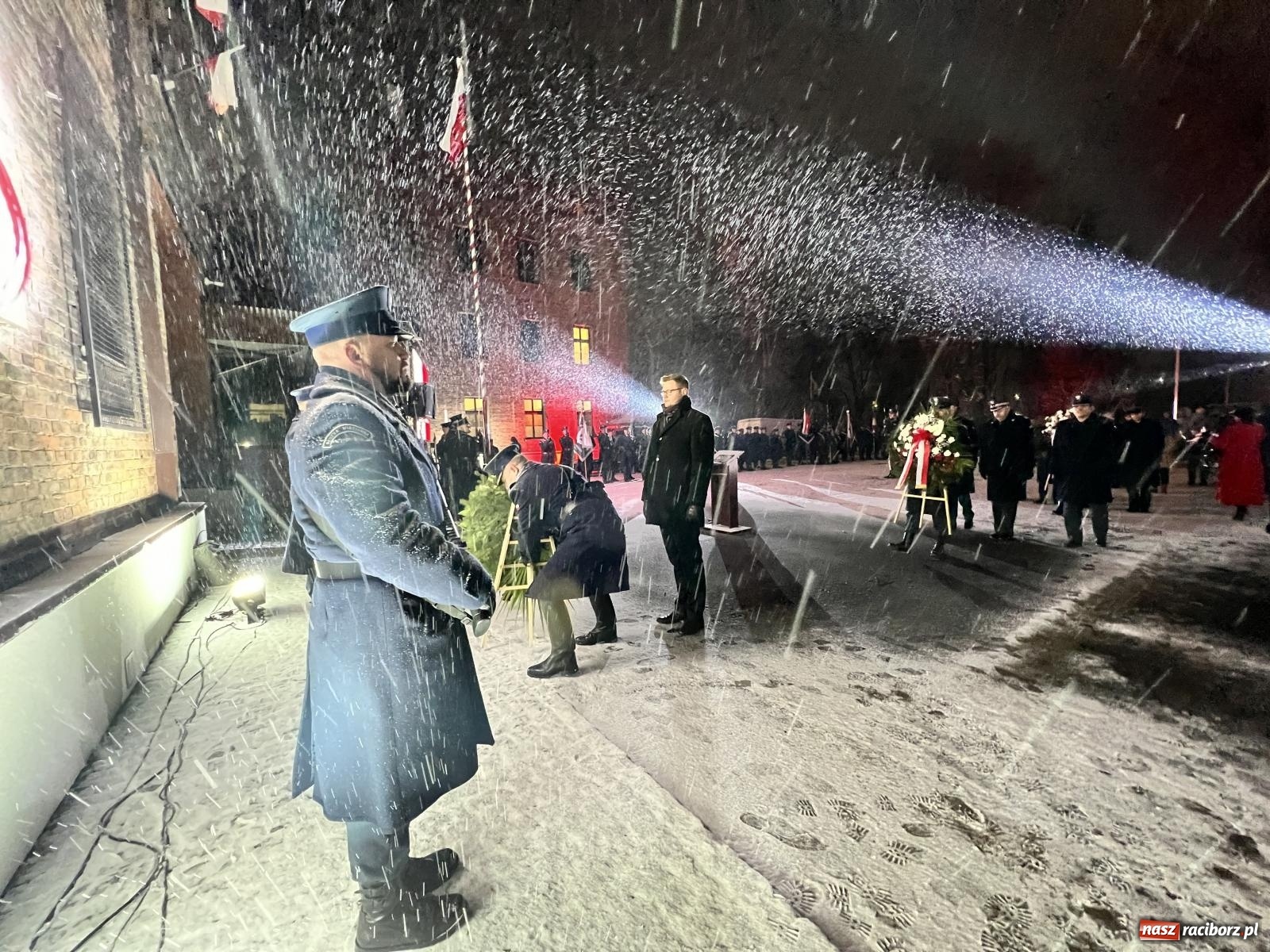 Zdjęcie w galerii na portalu naszraciborz.pl: Na murze więzienia odsłonięto tablicę poświęconą ofiarom reżimu komunistycznego [FOTO i WIDEO] wiadomości z regionu