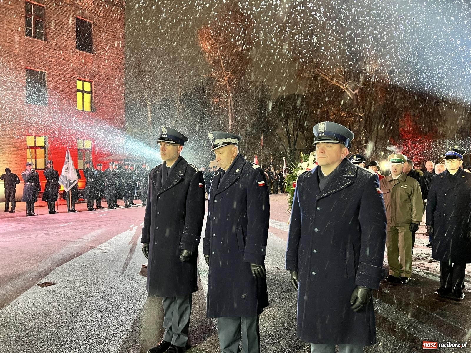 Zdjęcie w galerii na portalu naszraciborz.pl: Na murze więzienia odsłonięto tablicę poświęconą ofiarom reżimu komunistycznego [FOTO i WIDEO] wiadomości z regionu