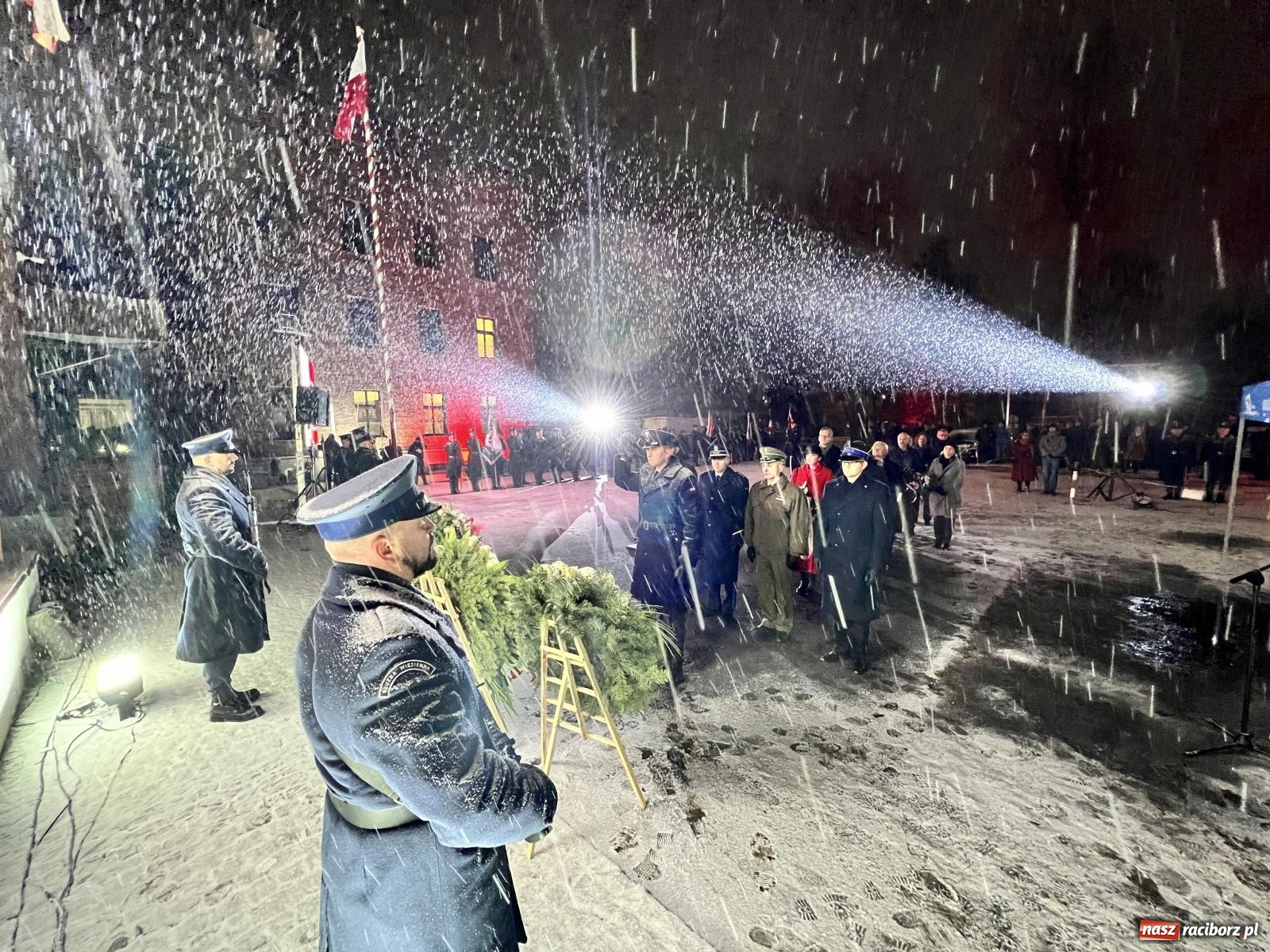 Zdjęcie w galerii na portalu naszraciborz.pl: Na murze więzienia odsłonięto tablicę poświęconą ofiarom reżimu komunistycznego [FOTO i WIDEO] wiadomości z regionu