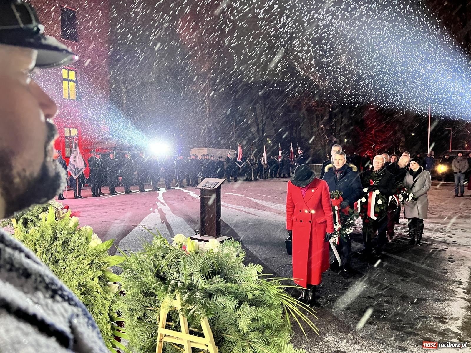 Zdjęcie w galerii na portalu naszraciborz.pl: Na murze więzienia odsłonięto tablicę poświęconą ofiarom reżimu komunistycznego [FOTO i WIDEO] wiadomości z regionu