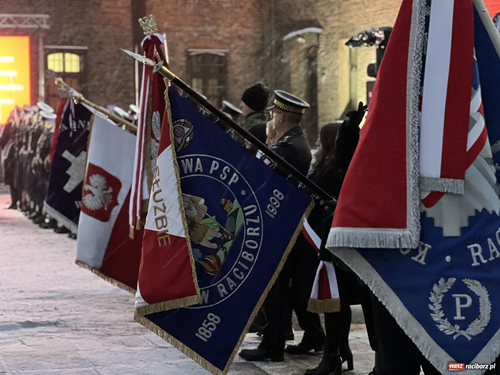 Zdjęcie w galerii na portalu naszraciborz.pl: Na murze więzienia odsłonięto tablicę poświęconą ofiarom reżimu komunistycznego [FOTO i WIDEO] wiadomości z regionu