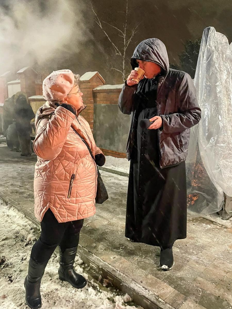 Zdjęcie w galerii na portalu naszraciborz.pl: Rączka gotuje w Brzeziu, czyli przedświąteczny piknik na nowym parkingu wiadomości z regionu