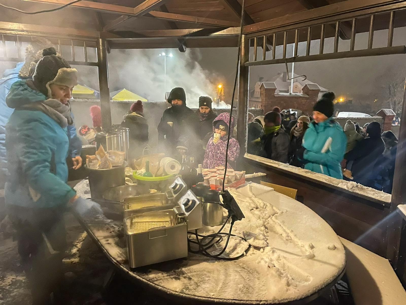 Zdjęcie w galerii na portalu naszraciborz.pl: Rączka gotuje w Brzeziu, czyli przedświąteczny piknik na nowym parkingu wiadomości z regionu